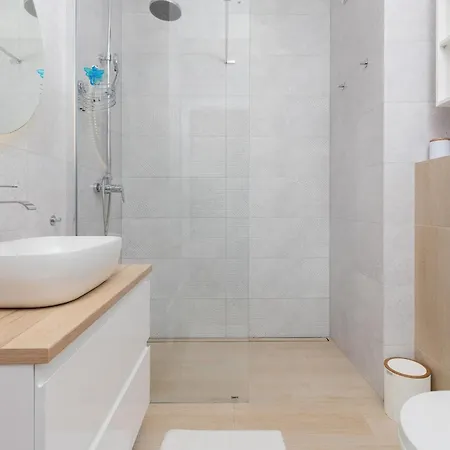 Апартаменты Gdanska Modern With Patio, Parking & Gym By Renters *